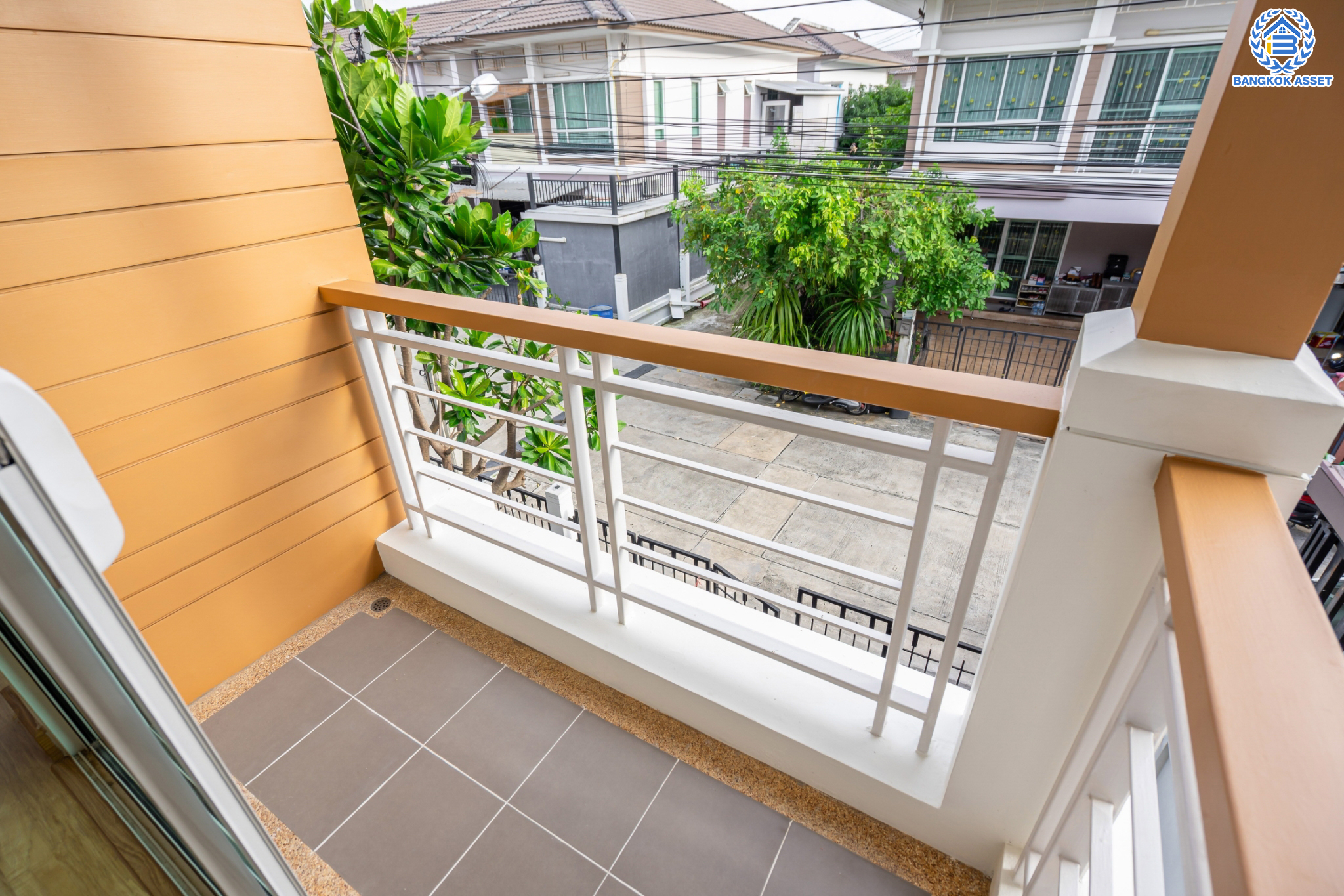 ทาวน์เฮ้าส์มือสองนนทบุรี ม.ไพร์มเพลส เดอะกรีนเนอรี่บางใหญ่ กาญจนาภิเษก ทาวน์โฮมหลังมุม เนื้อที่ 32 ตร.ว. ฟังก์ชัน 3 ห้องนอน 3 ห้องน้ำ จอดรถได้ 2 คัน ทำเลดีเดินทางสะดวก เชื่อมต่อถนนกาญจนาภิเษก ใกล้เซ็นทรัลเวสต์เกต และรถไฟฟ้าสายสีม่วง "สถานีคลองบางไผ่"